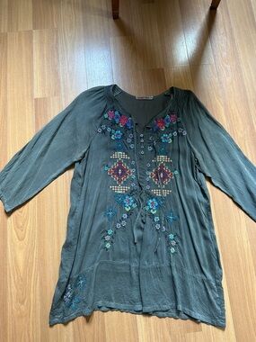 Johnny was 100% cupra rayon grey embroidered top size small